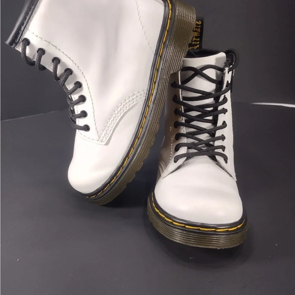 Dr. Martens White Leather Boots size 9 kids pre
Owned Exellent condition - Picture 2 of 7